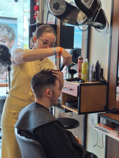 Coupe homme, taille de barbe et rasage