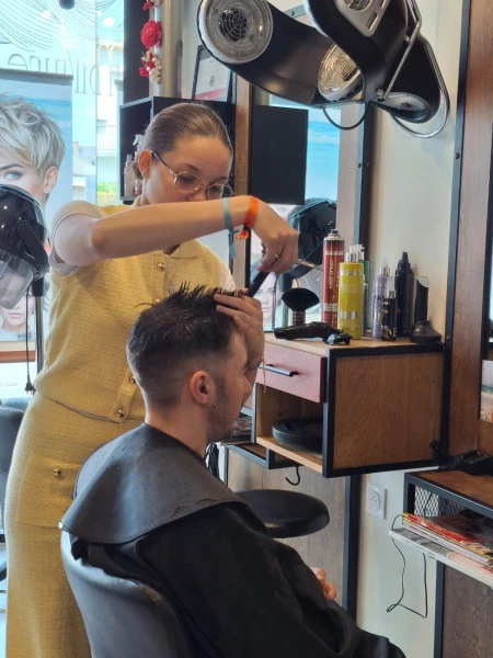 Coupe homme, taille de barbe et rasage