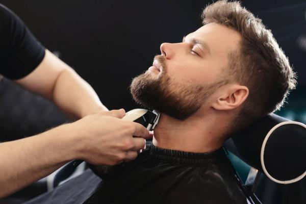Coupe homme, taille de barbe et rasage